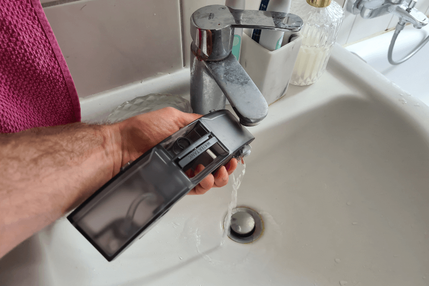 Der mobile Wassertank des Roborock S7 MaxV wird per Hand ausgeleert